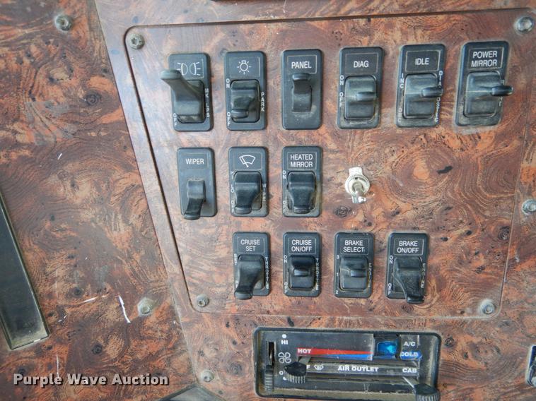 image for item DE6001 1998 International 9200 semi truck