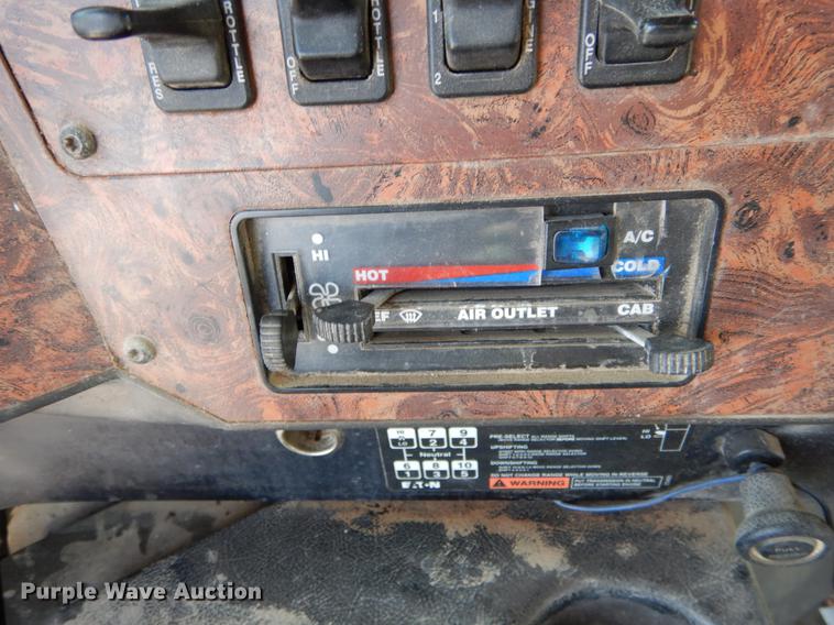 image for item DE6001 1998 International 9200 semi truck