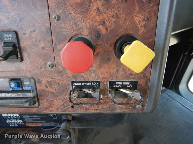 image for item DE6001 1998 International 9200 semi truck