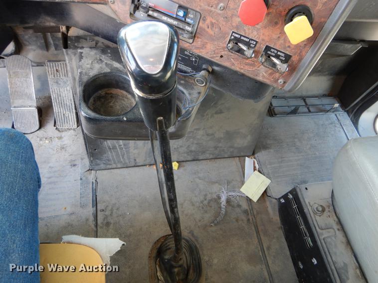 image for item DE6001 1998 International 9200 semi truck