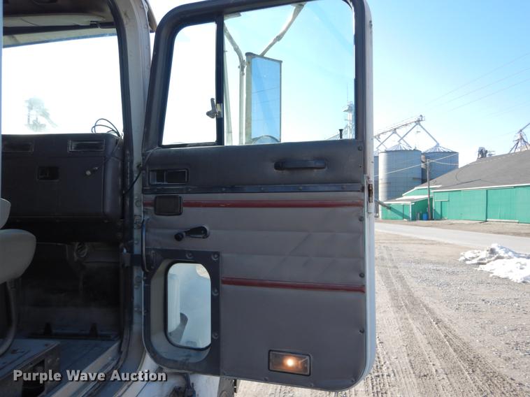 image for item DE6001 1998 International 9200 semi truck