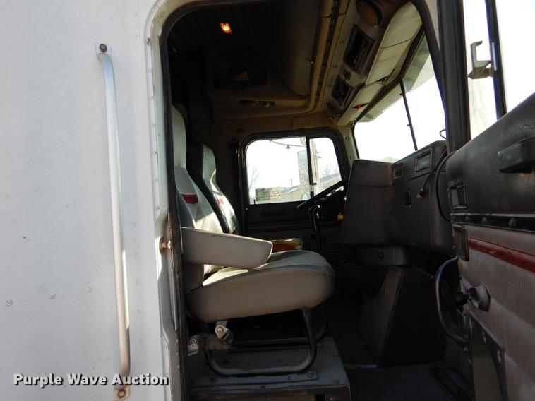 image for item DE6001 1998 International 9200 semi truck