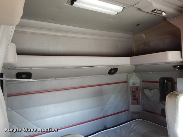 image for item DE6001 1998 International 9200 semi truck