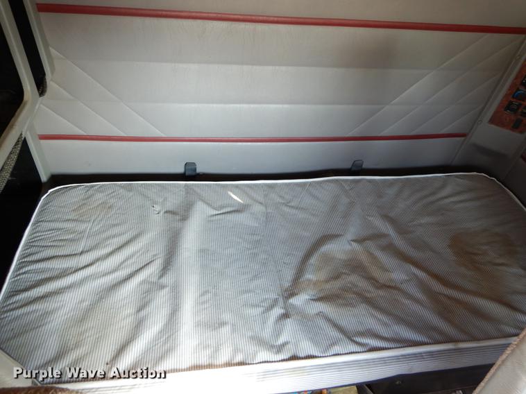 image for item DE6001 1998 International 9200 semi truck