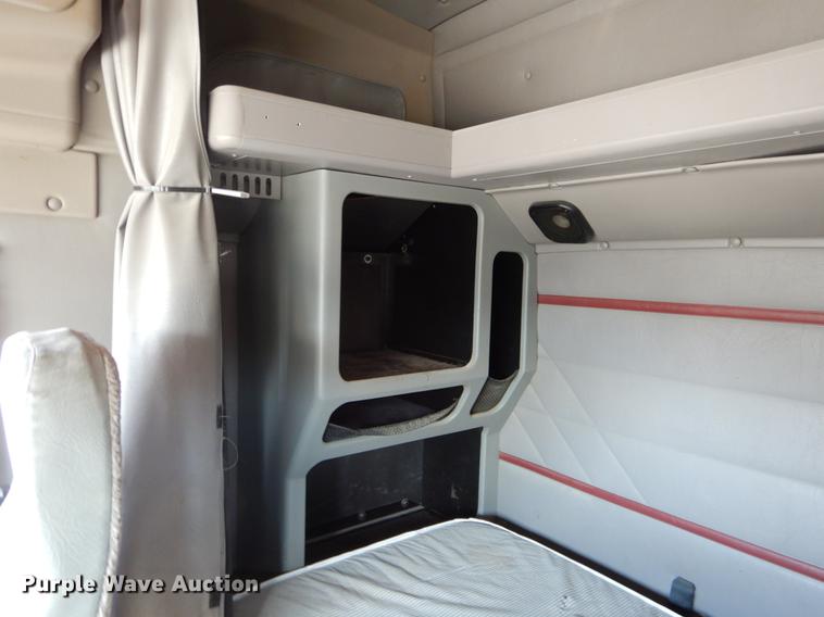 image for item DE6001 1998 International 9200 semi truck