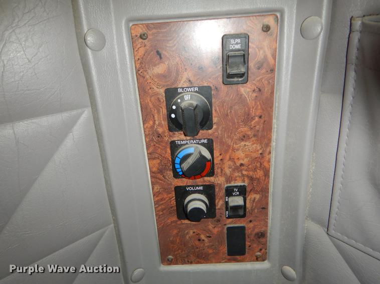 image for item DE6001 1998 International 9200 semi truck