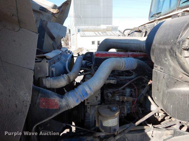 image for item DE6001 1998 International 9200 semi truck