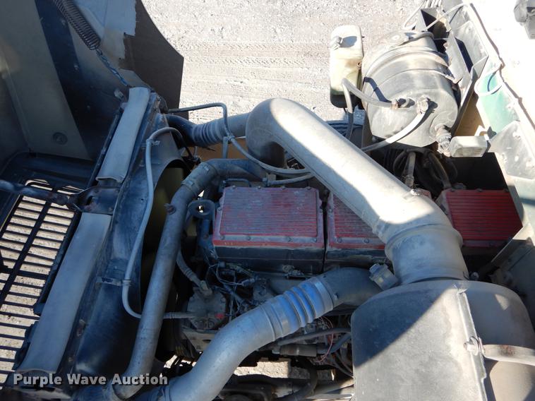 image for item DE6001 1998 International 9200 semi truck