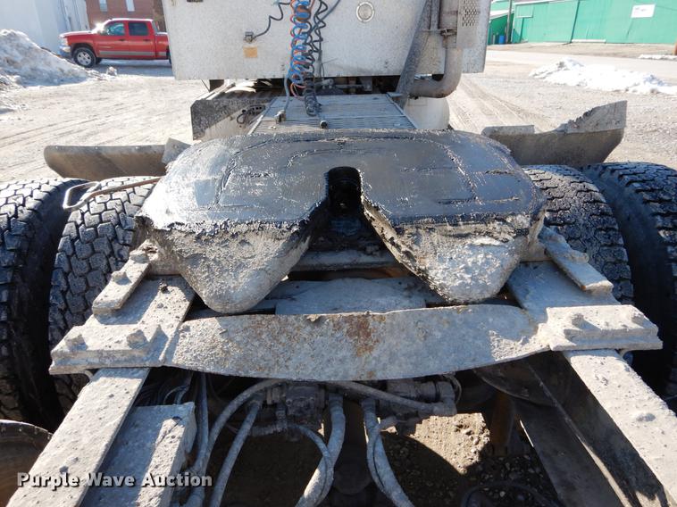 image for item DE6001 1998 International 9200 semi truck