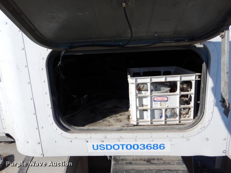 image for item DE6001 1998 International 9200 semi truck