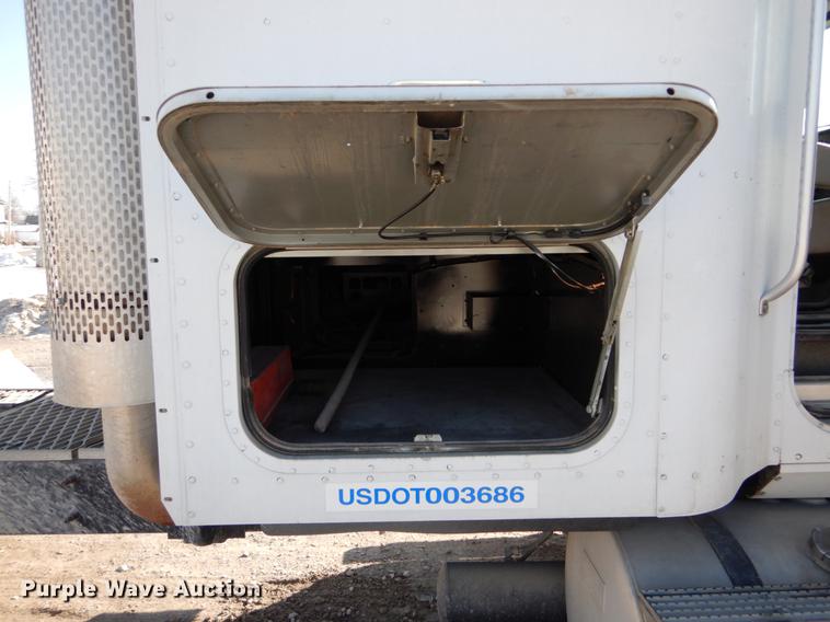 image for item DE6001 1998 International 9200 semi truck