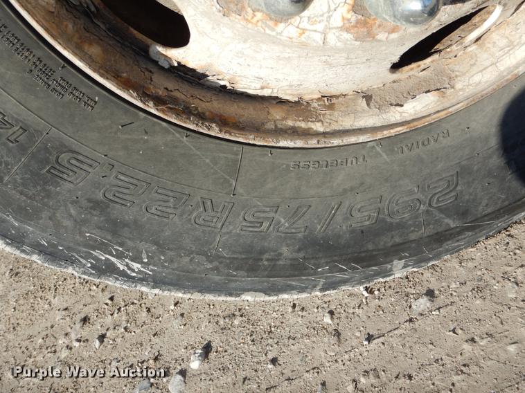 image for item DE6001 1998 International 9200 semi truck