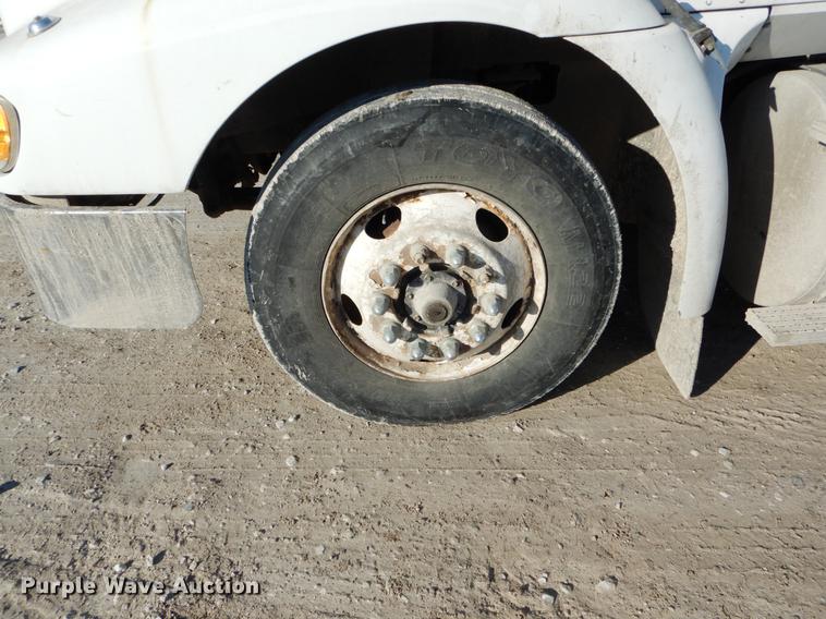 image for item DE6001 1998 International 9200 semi truck