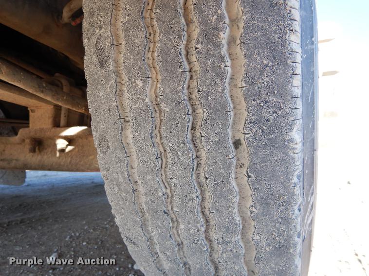 image for item DE6001 1998 International 9200 semi truck