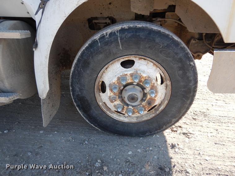 image for item DE6001 1998 International 9200 semi truck