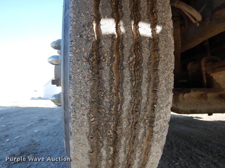 image for item DE6001 1998 International 9200 semi truck