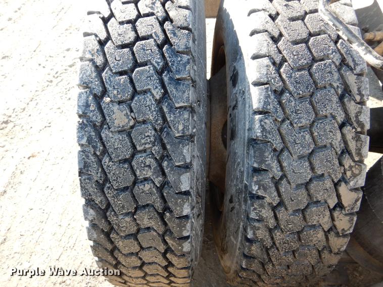 image for item DE6001 1998 International 9200 semi truck