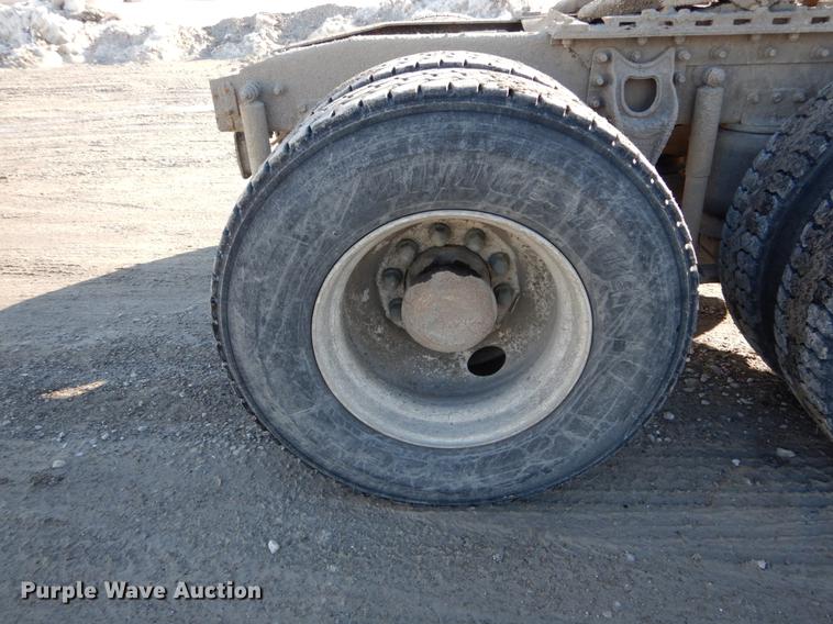 image for item DE6001 1998 International 9200 semi truck