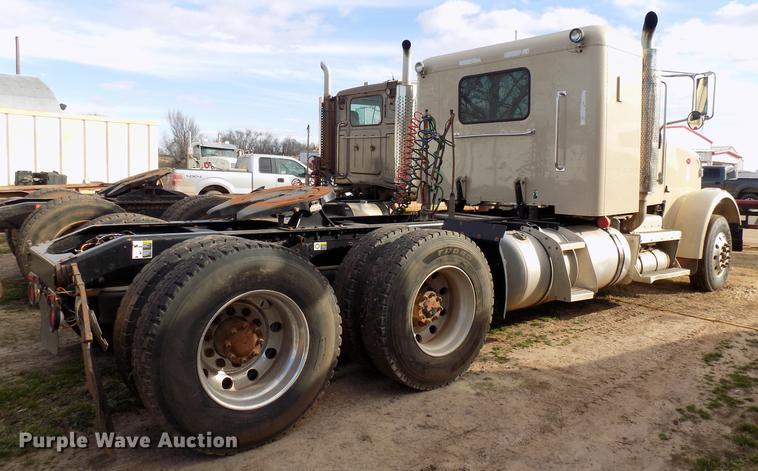 image for item DG3329 2013 Peterbilt 367 semi truck