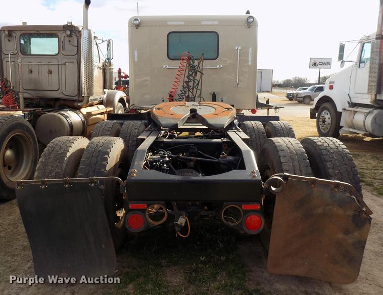 image for item DG3329 2013 Peterbilt 367 semi truck