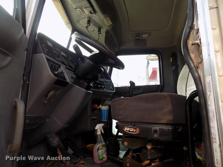 image for item DG3329 2013 Peterbilt 367 semi truck