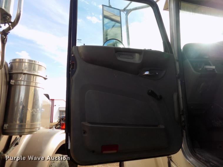 image for item DG3329 2013 Peterbilt 367 semi truck