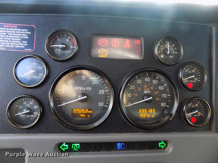 image for item DG3329 2013 Peterbilt 367 semi truck