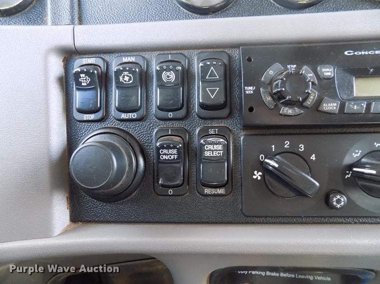 image for item DG3329 2013 Peterbilt 367 semi truck