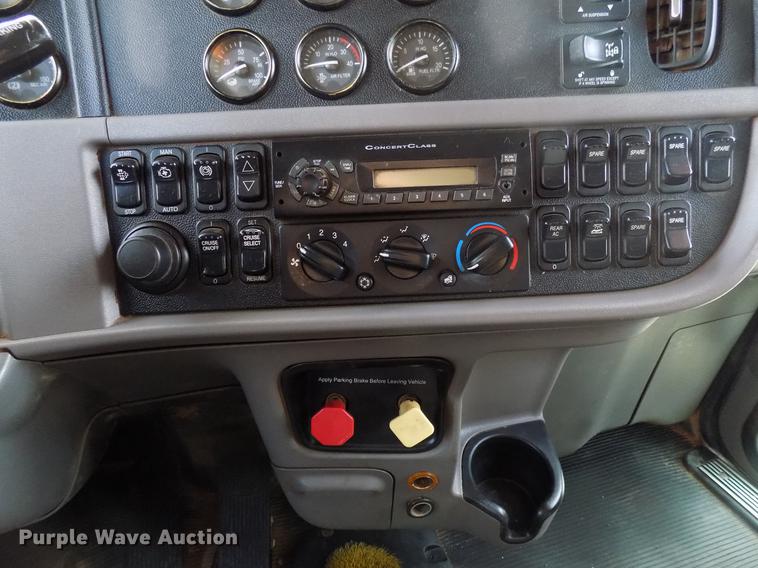 image for item DG3329 2013 Peterbilt 367 semi truck