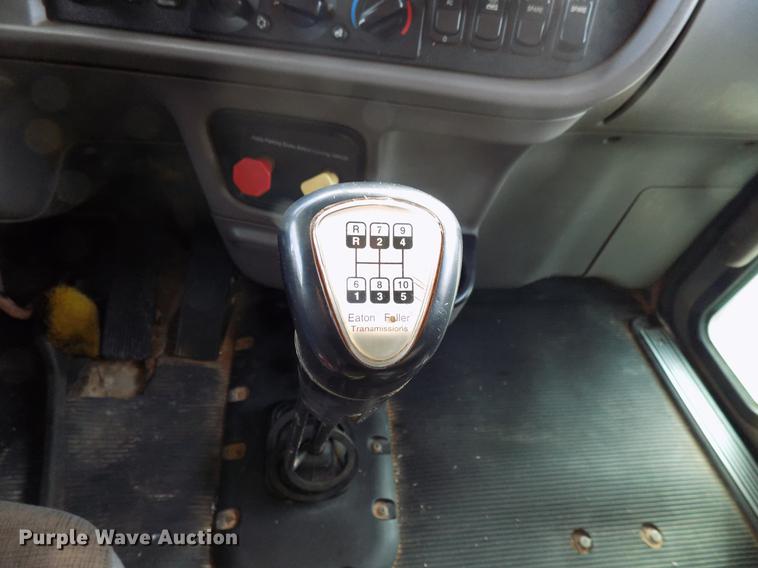 image for item DG3329 2013 Peterbilt 367 semi truck