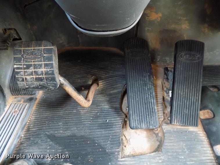 image for item DG3329 2013 Peterbilt 367 semi truck