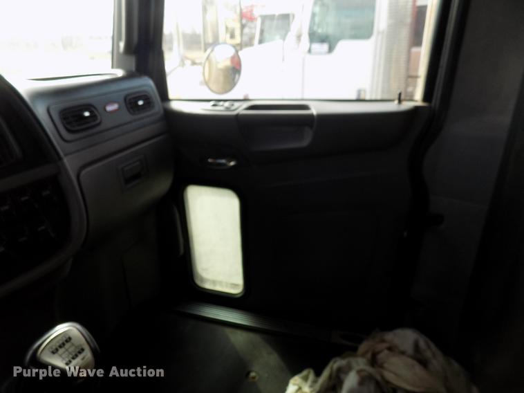 image for item DG3329 2013 Peterbilt 367 semi truck