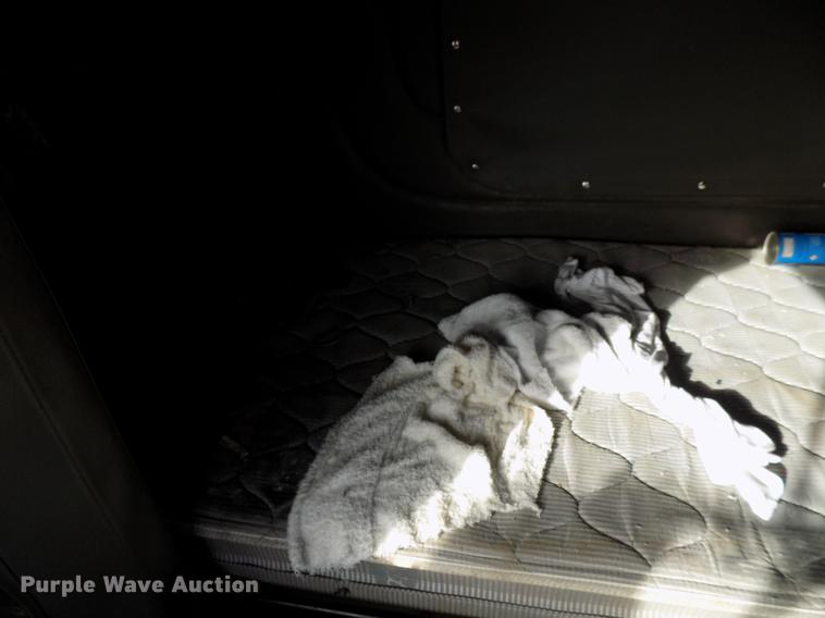 image for item DG3329 2013 Peterbilt 367 semi truck