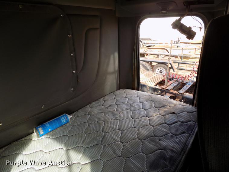 image for item DG3329 2013 Peterbilt 367 semi truck