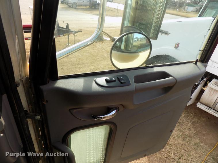 image for item DG3329 2013 Peterbilt 367 semi truck