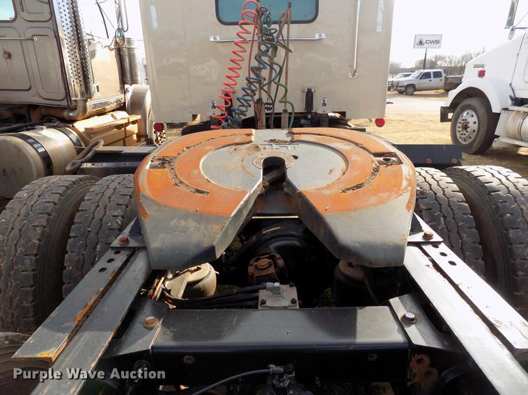 image for item DG3329 2013 Peterbilt 367 semi truck