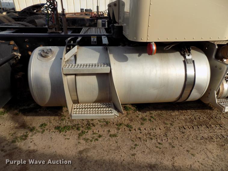 image for item DG3329 2013 Peterbilt 367 semi truck