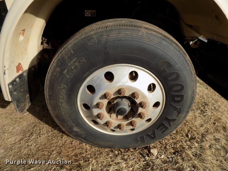 image for item DG3329 2013 Peterbilt 367 semi truck