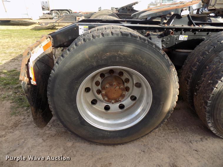 image for item DG3329 2013 Peterbilt 367 semi truck