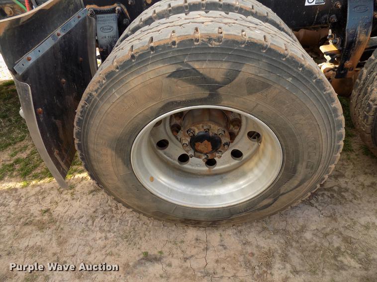 image for item DG3329 2013 Peterbilt 367 semi truck