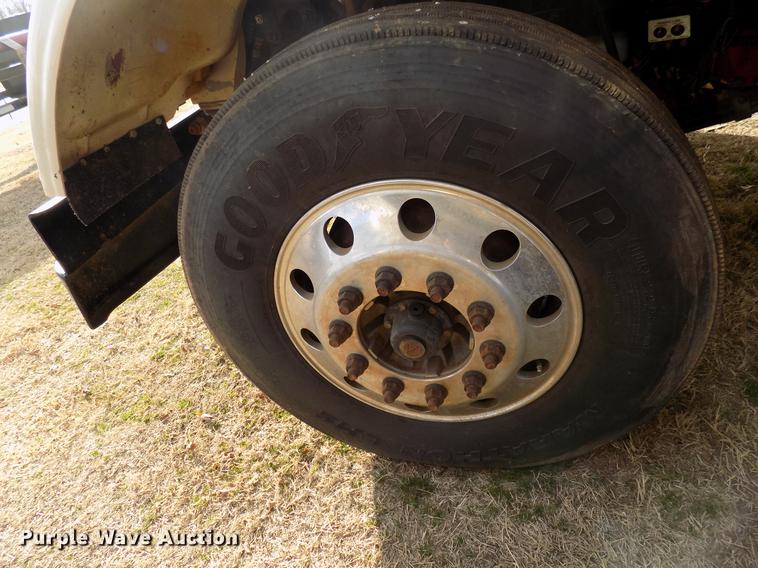 image for item DG3329 2013 Peterbilt 367 semi truck