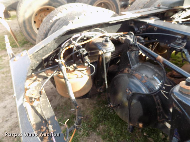 image for item DG3329 2013 Peterbilt 367 semi truck