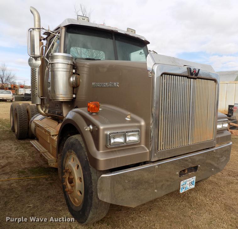 image for item DG3331 2013 Western Star 4900SF semi truck