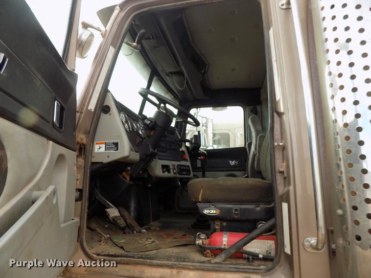 image for item DG3331 2013 Western Star 4900SF semi truck