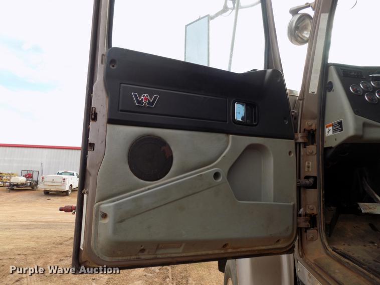 image for item DG3331 2013 Western Star 4900SF semi truck