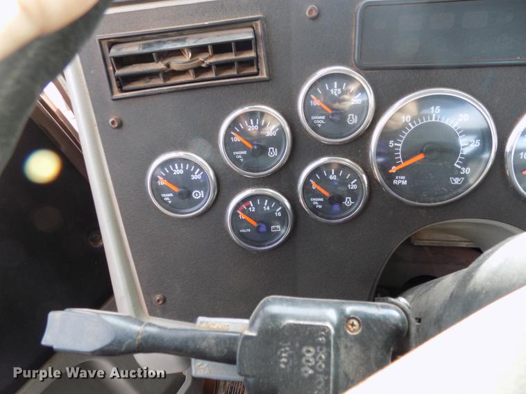 image for item DG3331 2013 Western Star 4900SF semi truck