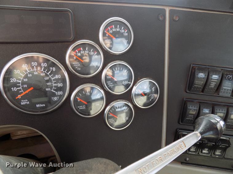 image for item DG3331 2013 Western Star 4900SF semi truck