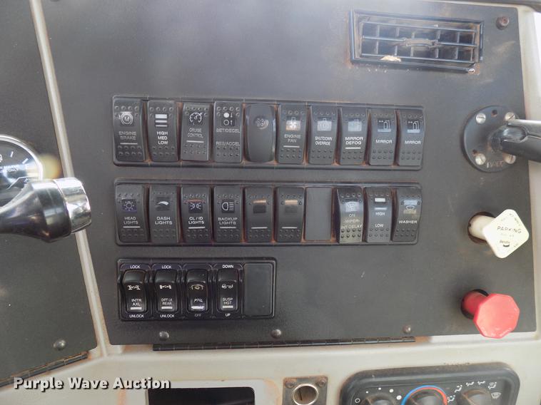 image for item DG3331 2013 Western Star 4900SF semi truck