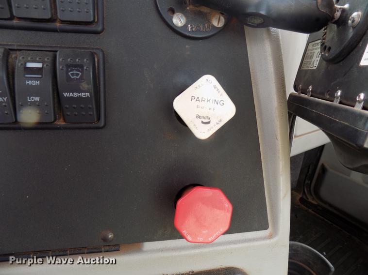 image for item DG3331 2013 Western Star 4900SF semi truck