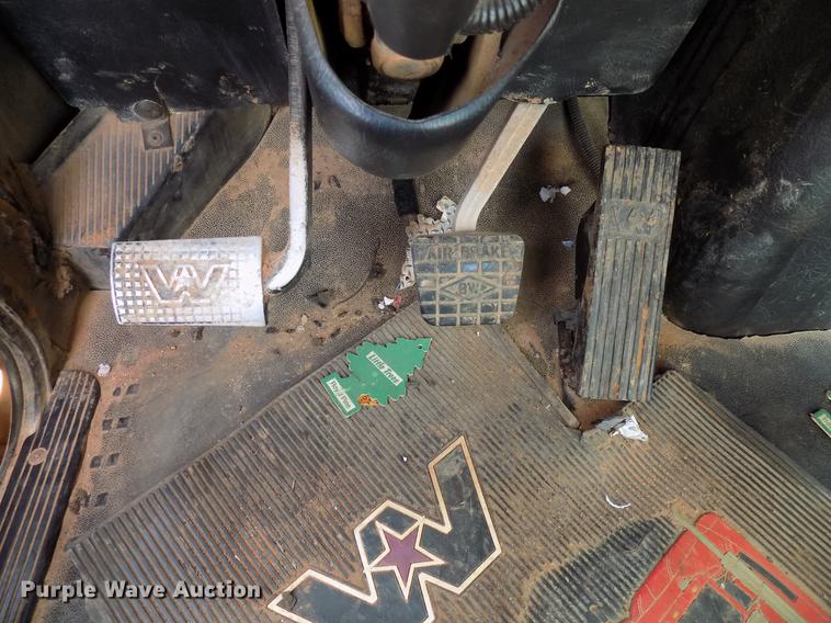 image for item DG3331 2013 Western Star 4900SF semi truck